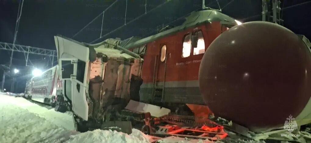    Поезд Орск – Москва задержан по пути в Мордовии из-за столкновения другого состава с грузовиком