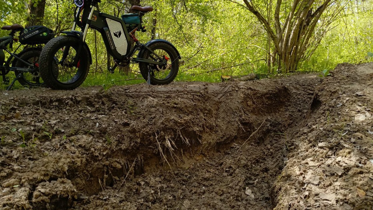 Просто крутить педали, даже быстро, недостаточно. Велосипедная езда почти не укрепляет кости: тело сидит, нагрузка минимальна. Но если вы эндури‌те на электровелосипеде, лезете через чащу, толкаете его по грязи или тащите в горку  это уже полноценная силовая тренировка. Вы работаете корпусом, руками, ногами, получаете ту самую опорную нагрузку, которая сохраняет кости крепкими и мышцы живыми.