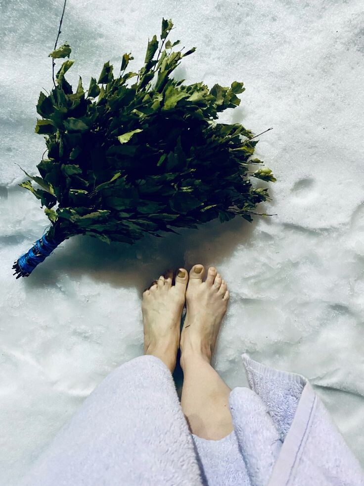 Баня и горячий чан на свежем воздухе — это не просто удовольствие. Это глубокая перезагрузка для организма:

расслабляются мышцы,

улучшается кровообращение,

снимается стресс,

восстанавливается нервная система.

Когда баня расположена в тишине леса, без посторонних людей и суеты, эффект усиливается в разы. В такие моменты кажется, что время действительно замедляется.