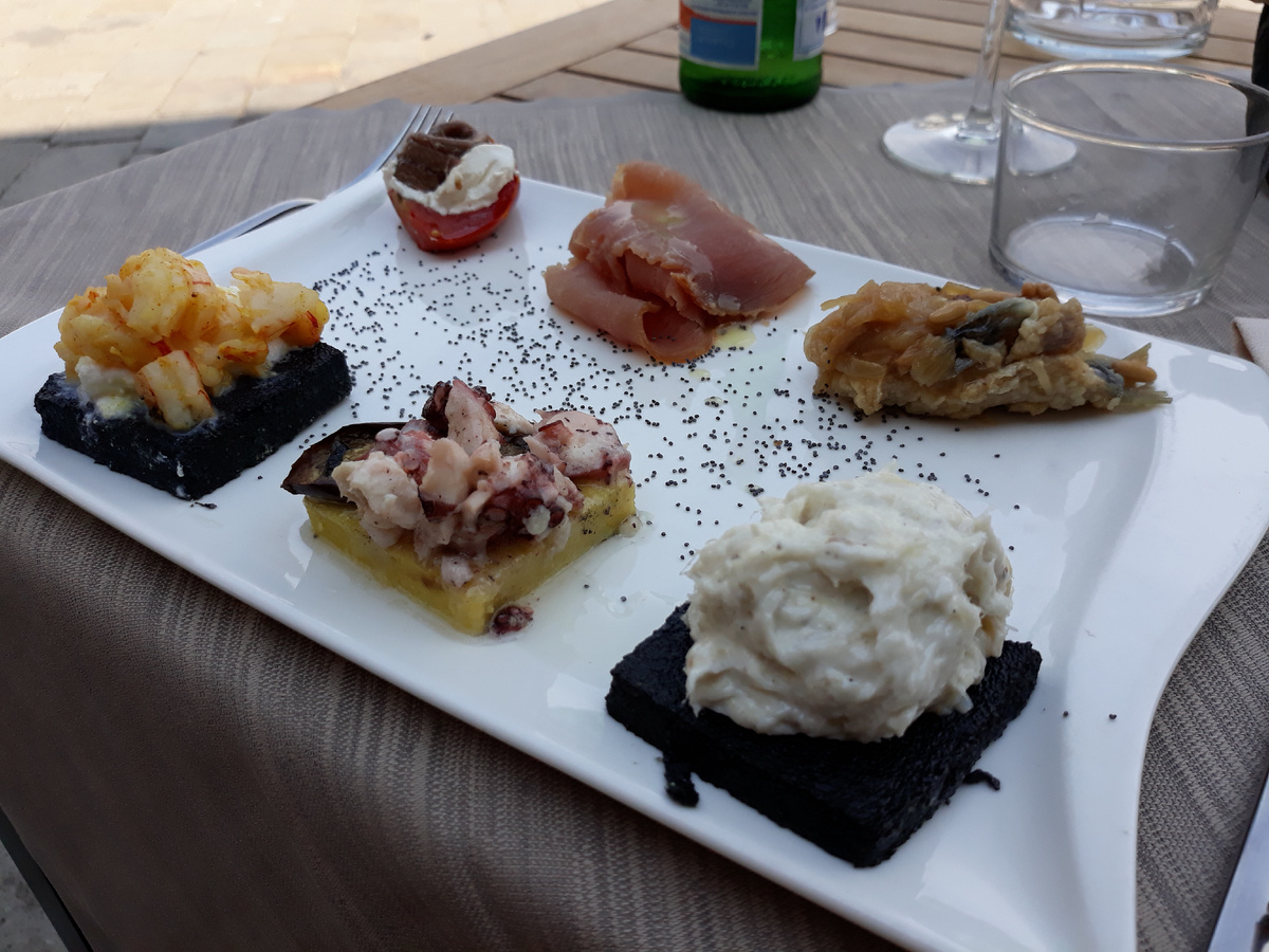 С треской - крайний справа в ближнем ряду.