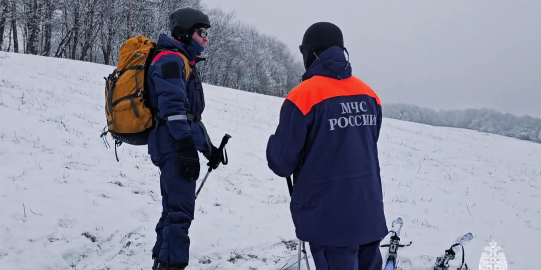 В Черекском ущелье прошли занятия спасателей МЧС России по «ски-туру»