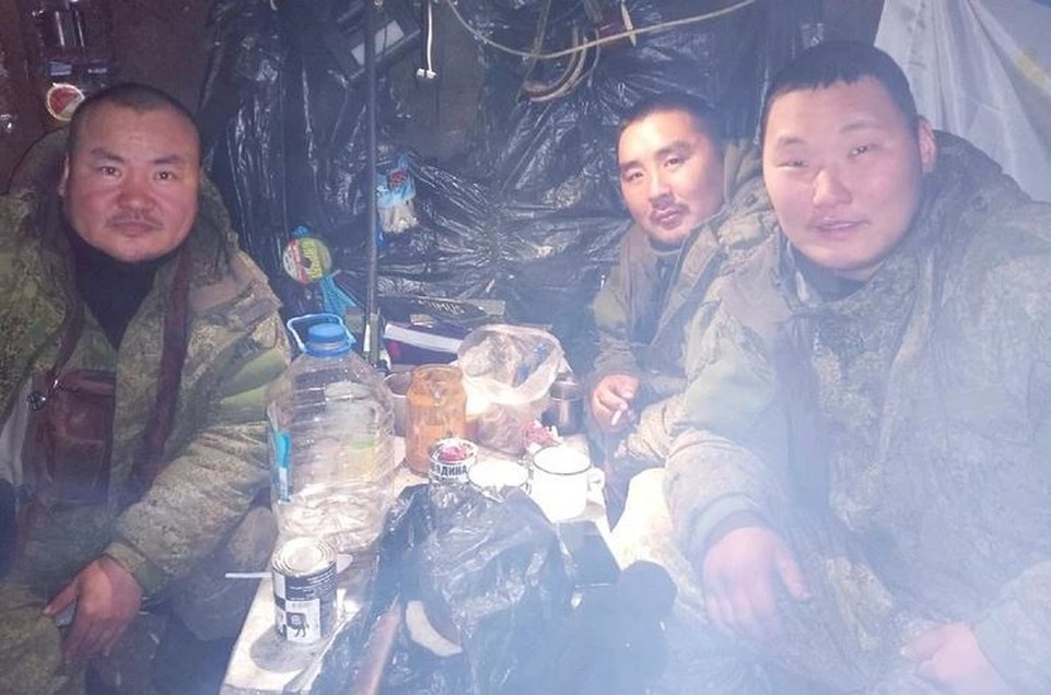    Дьулустаан Иванов (справа) с сослуживцами. Фото: личный архив