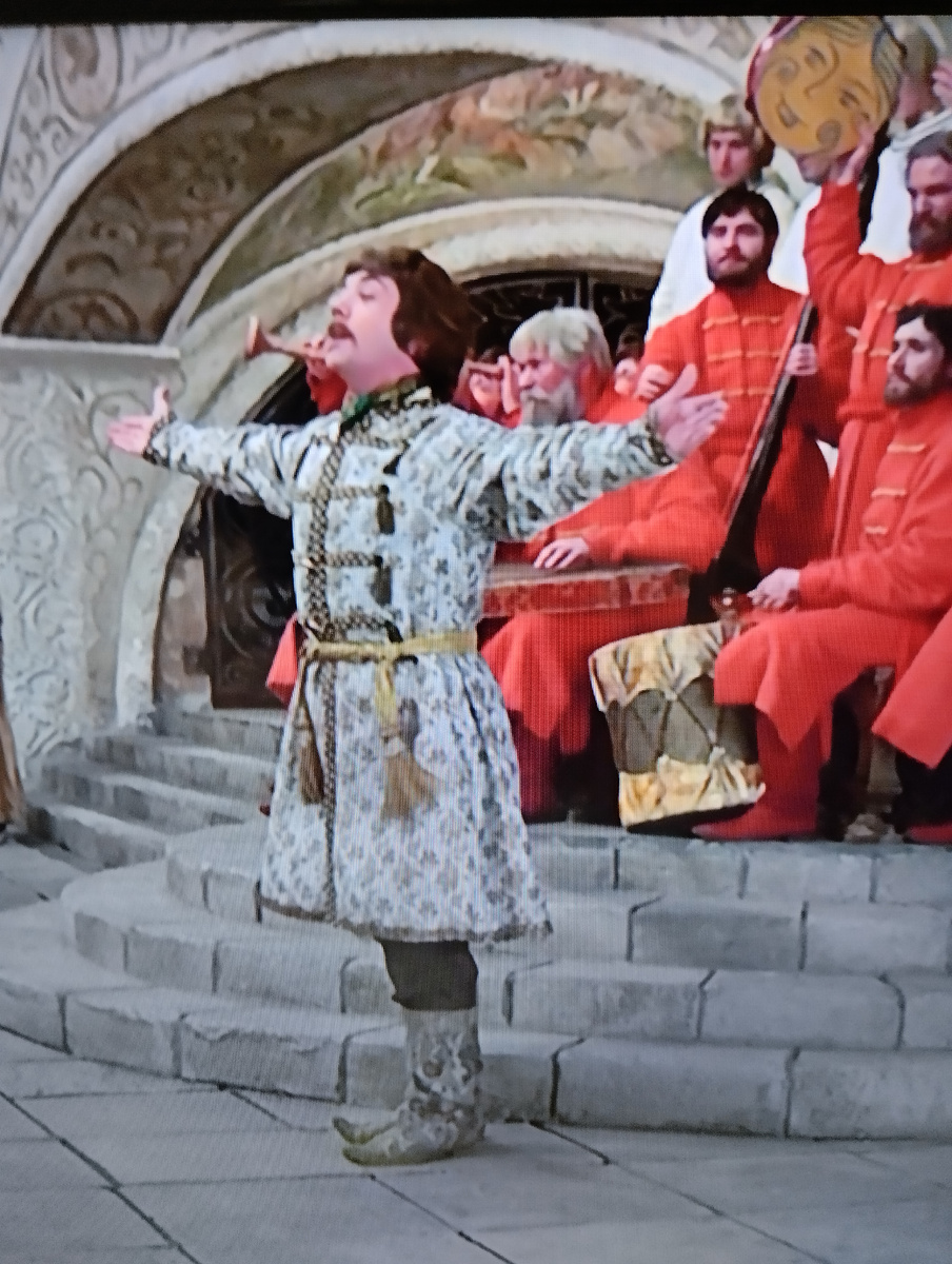 "В одной деревеньке дед с бабкой жили".Кадр из кинофильма "Иван Васильевич меняет профессию" 