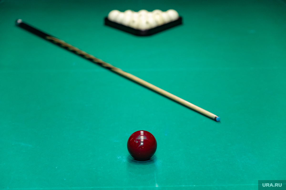 Ребенок сделал два сложнейших удара в снукере — разновидности бильярда. Фото: Руслан Яроцкий © URA.RU