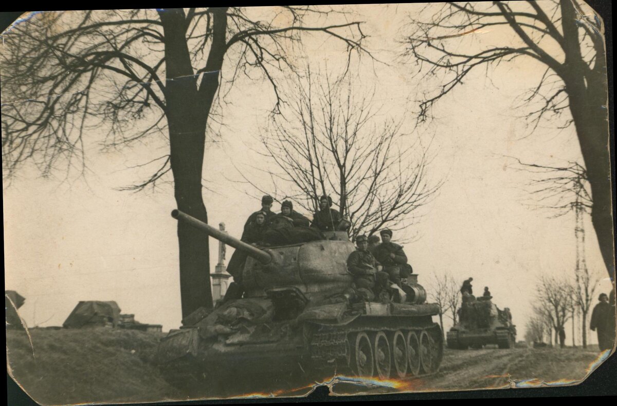 Спирин А.Ф. стоит слева на верху (фотография из личного фотоархива семьи)