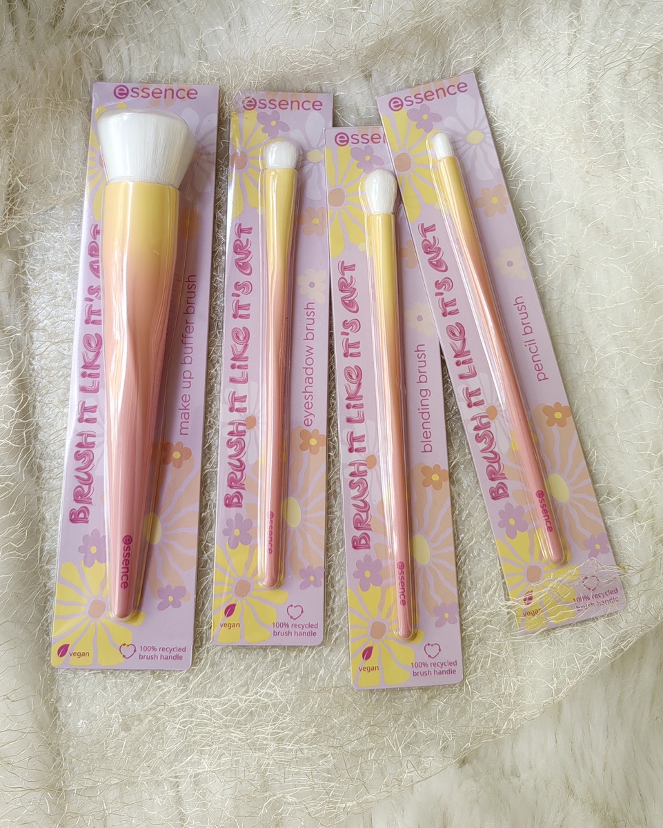 Покупки в магазине "Золотое Яблоко": кисти от бренда "Essence" 