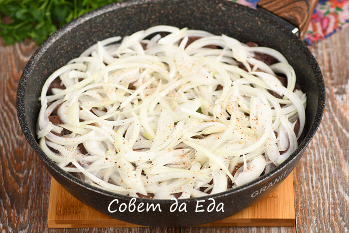 Просто закрываю печень луком и быстро готовлю на плите