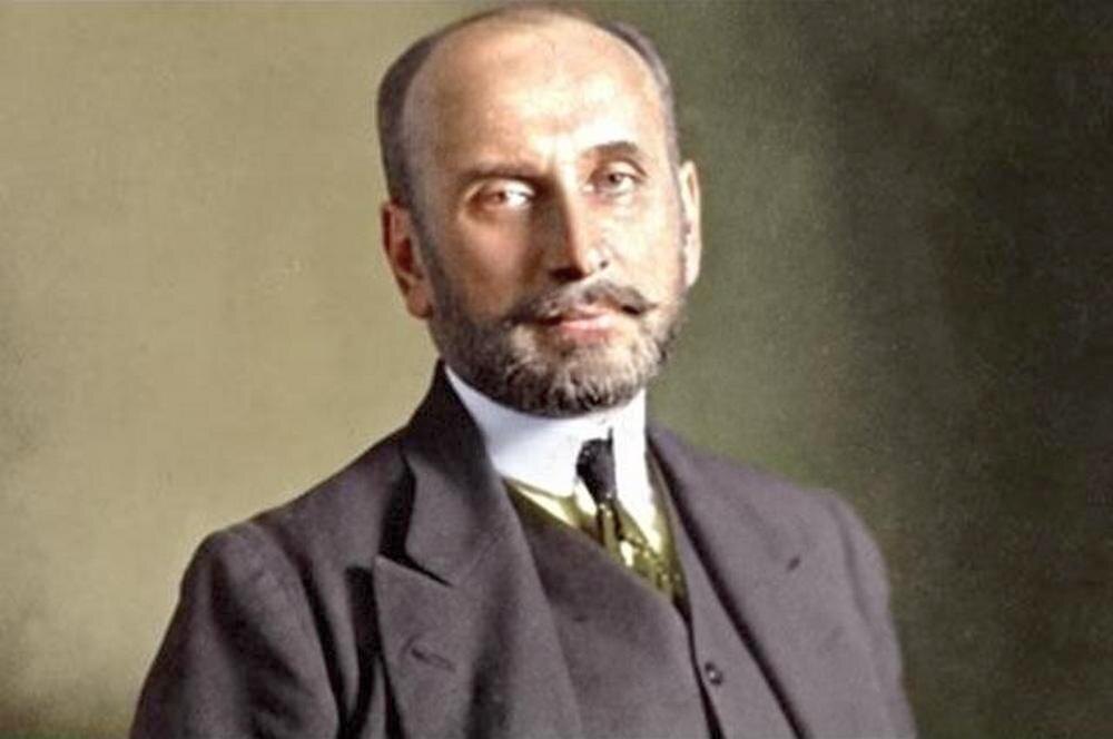 Сазонов С.Д. Министр иностранных дел Российской империи в 1910—1916 годы. Позже посол РИ в Лондоне.