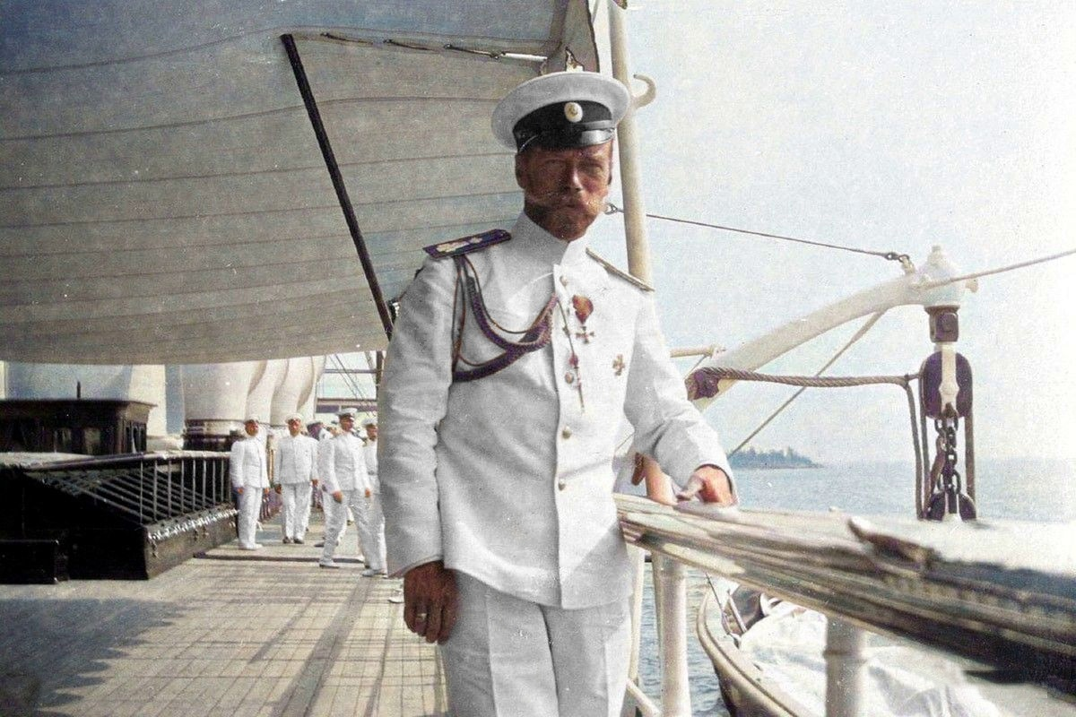 "Повелитель морей" царь Николай II. Он готовил страну к морской войне и промышленность, накануне первой мировой войны,  клепала эсминцы и линкоры вместо гаубиц и пулемётов.