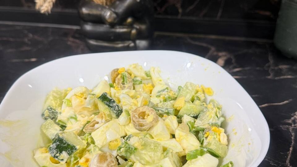 Салат с огурцом и яйцом, легкий и освежающий