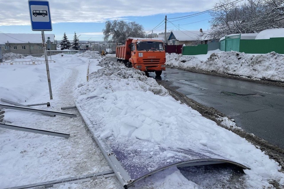    Остановка рухнула на женщину. Фото: СУ СКР Саратовской области.