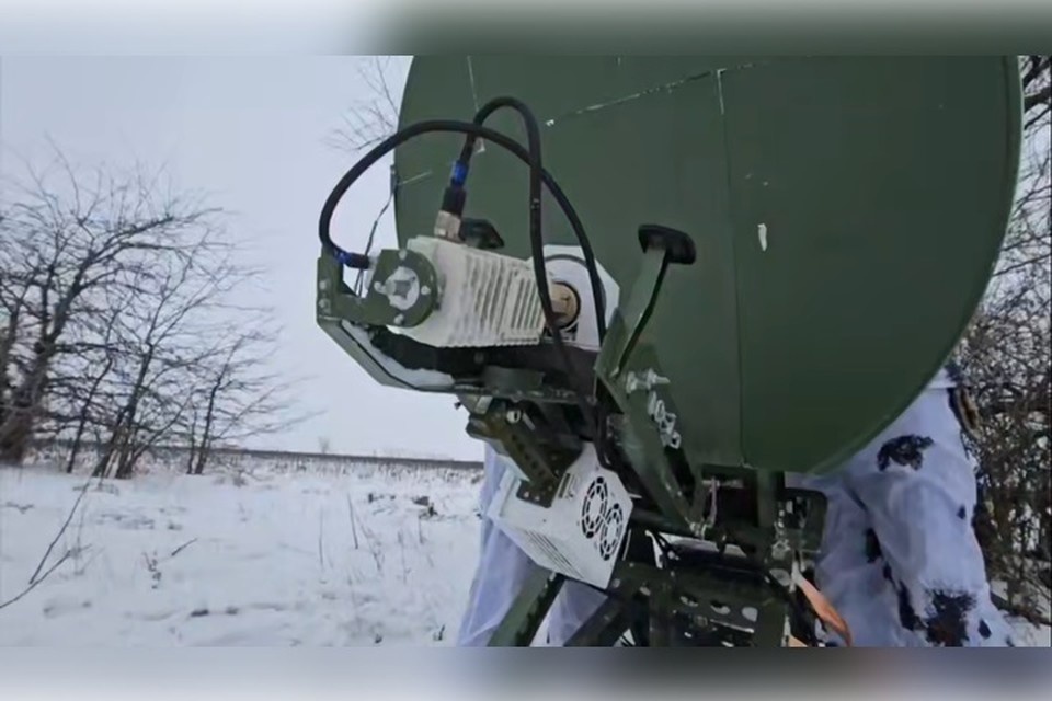    Связисты разворачивают антенну вместо поврежденной обстрелом. Фото: Минобороны РФ