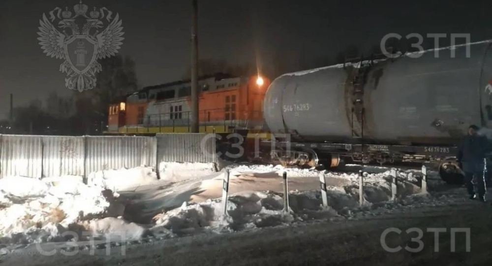 Легковушка попала под грузовой поезд на железнодорожном переезде в Ярославле