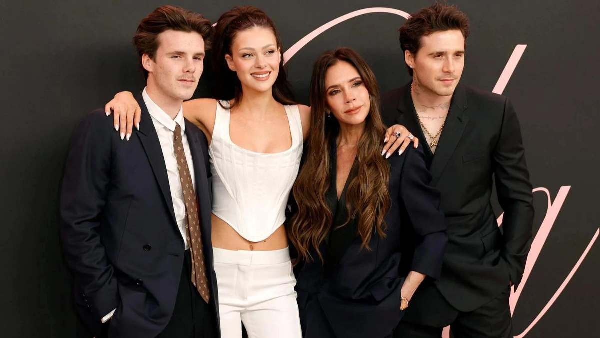    Круз Бекхэм, Никола Пельтц, Виктория и Бруклин Бекхэм. Фото: Getty Images