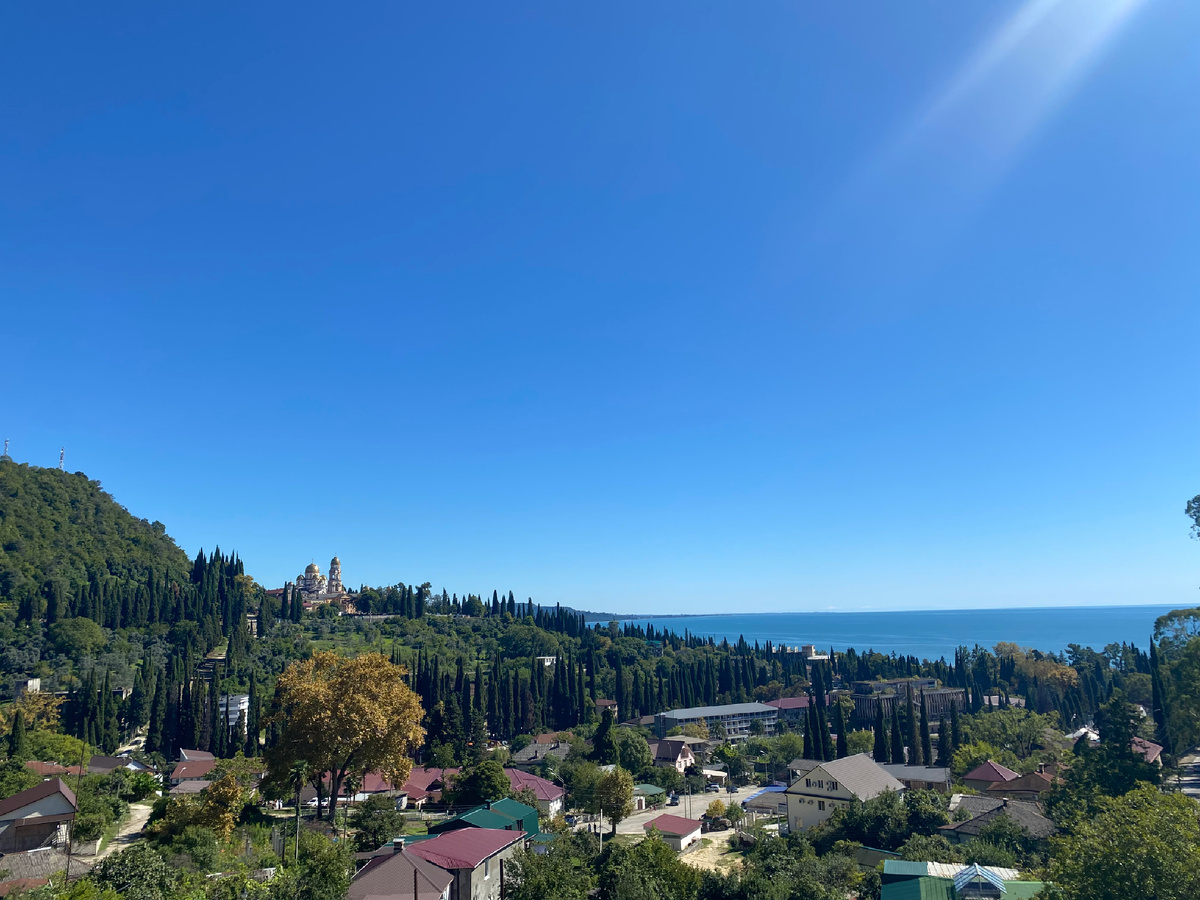 Вид из кафе рядом с пещерой 