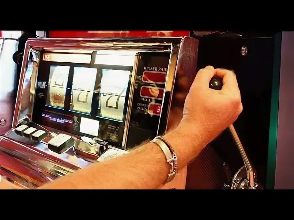 Никогда не забуду день, когда моя правая рука не могла подняться, чтобы дёрнуть эту ручку. Я продолжил играть левой. Играл весь день на Центральном телеграфе у Дворцовой площади...