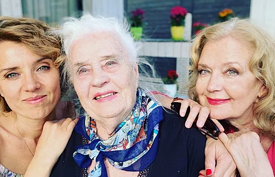 на фото Ксения Алферова с мамой и бабушкой 