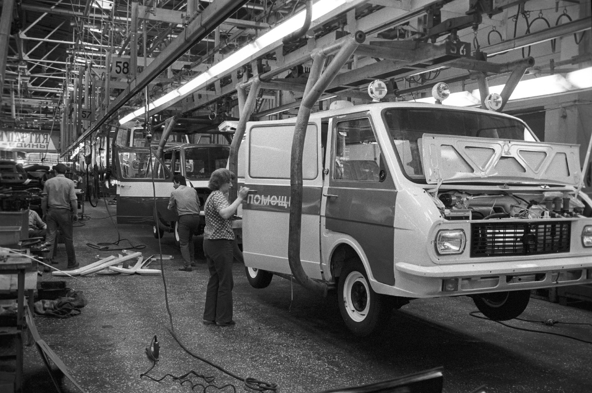 Главный конвейер завода по производству микроавтобусов "РАФ" в Елгаве, 1987 год © Sputnik