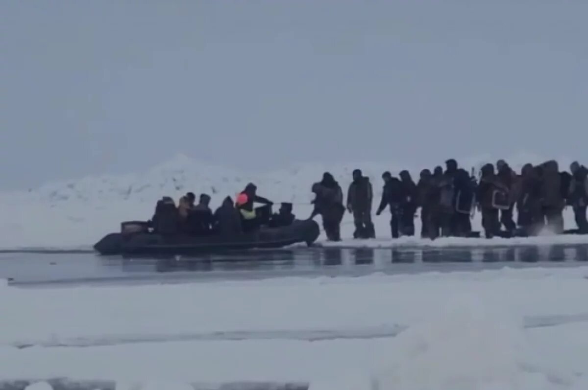    На Сахалине спасли 43 рыбаков, отрезанных на льдине от берега