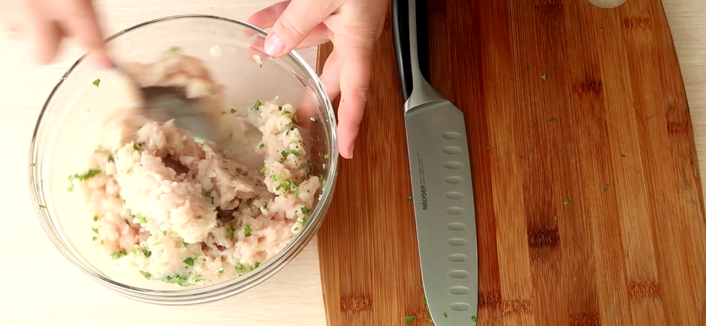 В фарш добавляем соль, специи и зелень