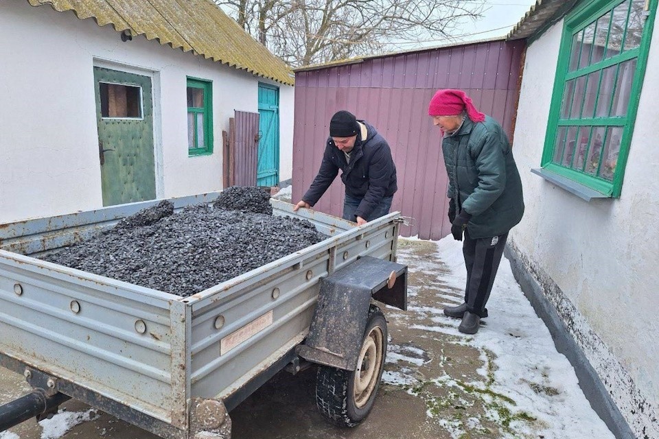    Волонтеры поддерживают тех, кто особенно нуждается в помощи Фото: ЕР