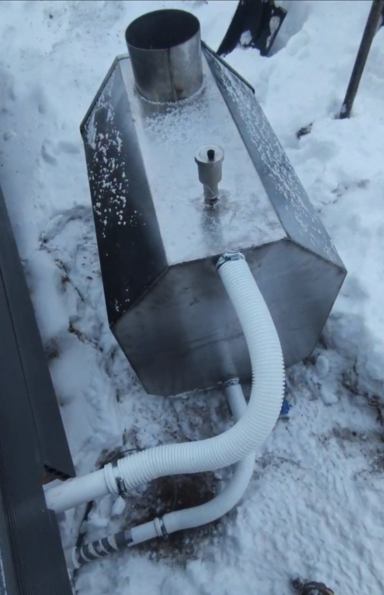 Подключение печи к чаше посредством шлангов