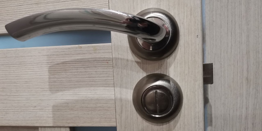 Не закрывается межкомнатная дверь - в чём проблема?