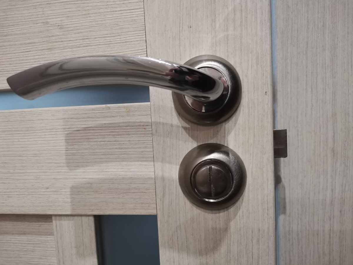 Межкомнатная дверь с защёлкой и замком-заверткой никак не хочет закрываться