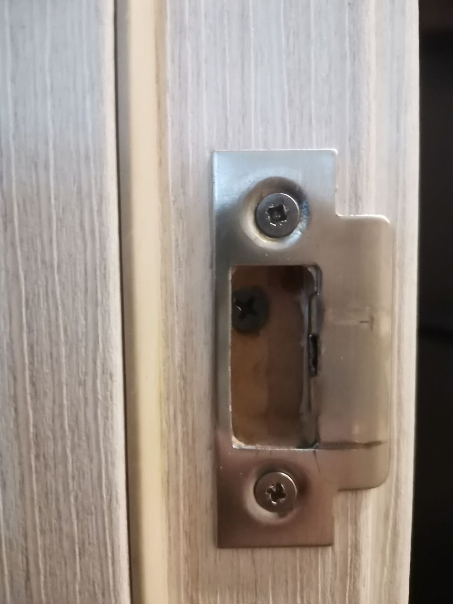 Ответная часть защёлки в дверном проёме