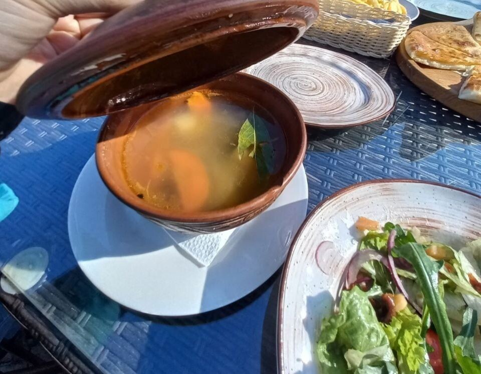    Питание в одном из ресторанов Абхазии. Источник: Олеся Веселкова / "Толк"