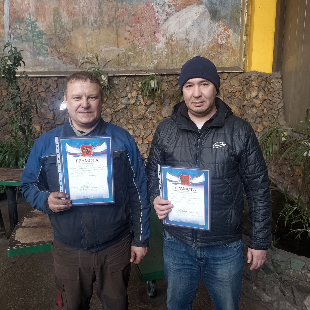 Победитель турнира на фото справа