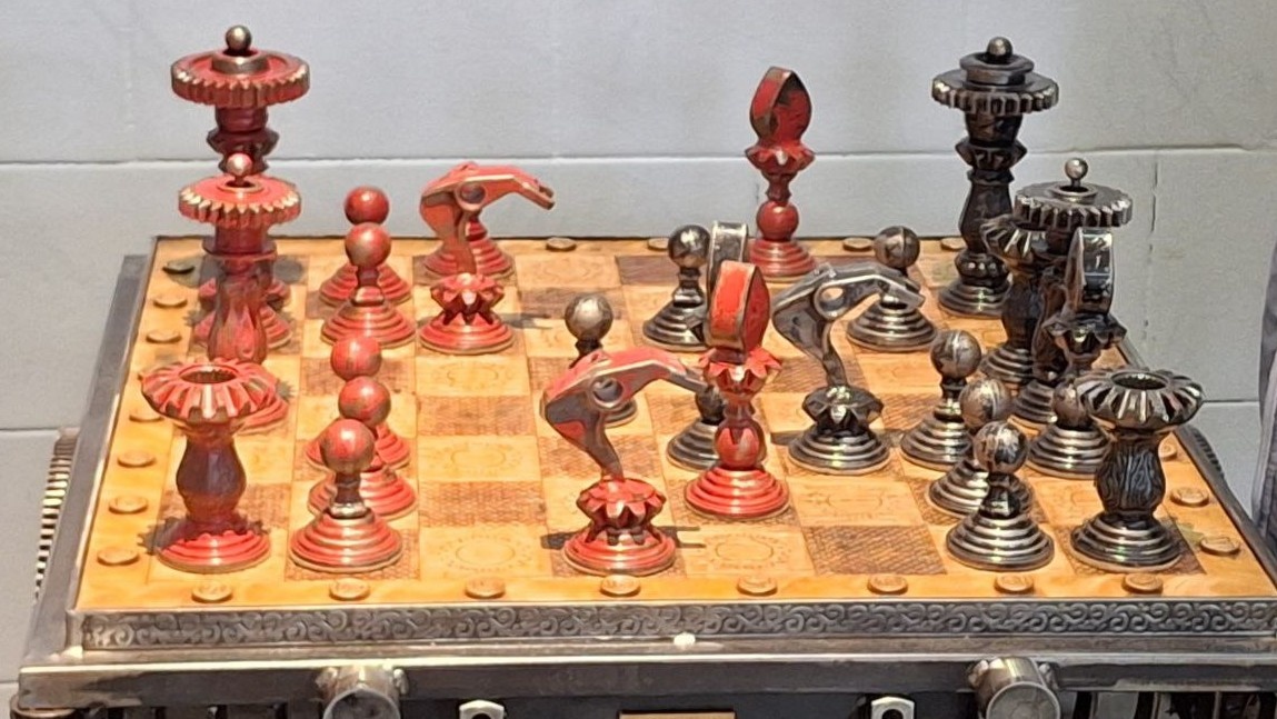 Скульптурная композиция "Заводские шахматы" с выставки "Искусство труда". Скульптор - Алексей Никулин