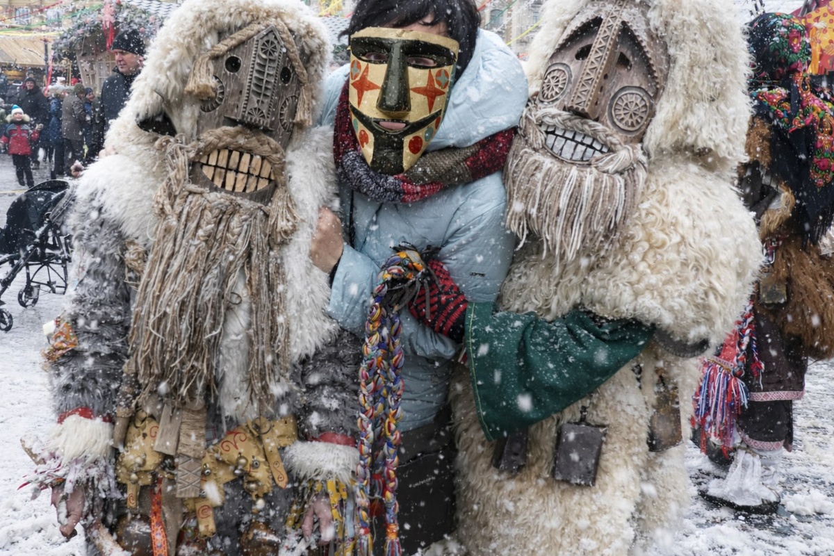 Лайфхак для интровертов - можно гулять весь день в масках. :))) Я - в центре. Фото автора. 