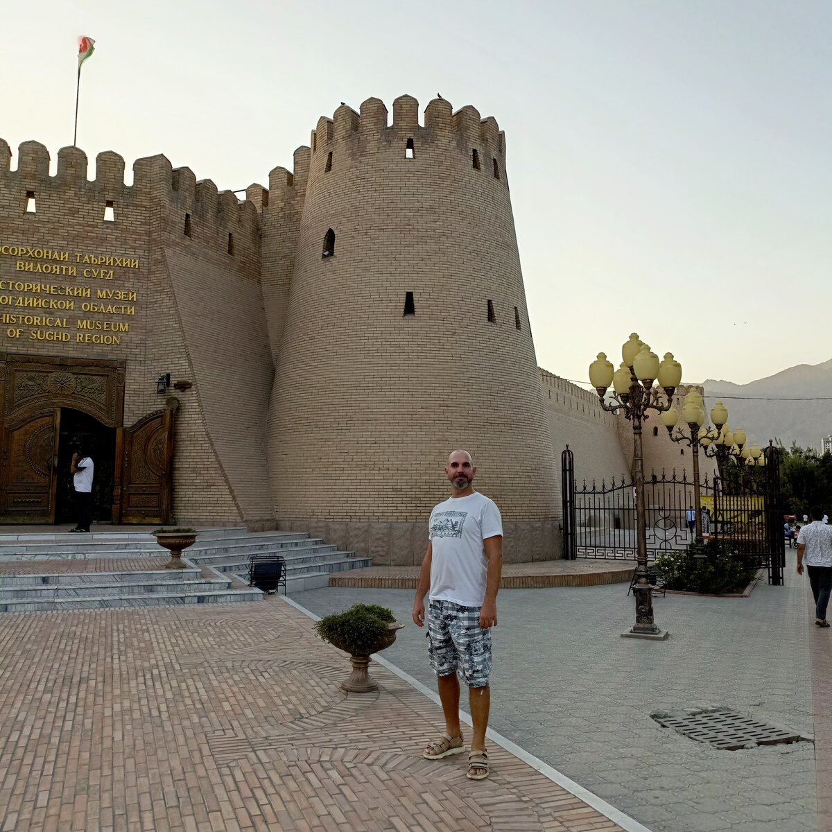 У стен крепости