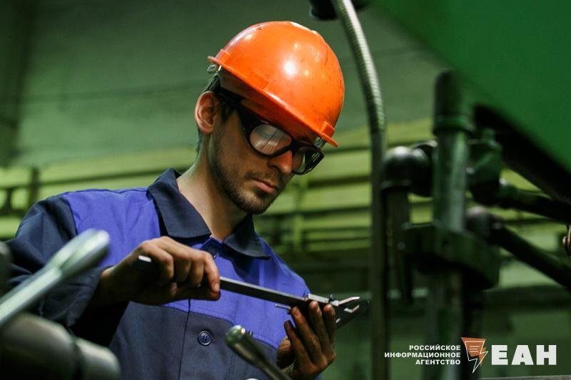    ЕАН. Рабочий на заводе