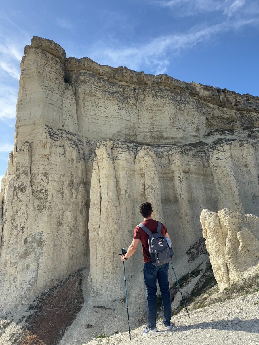 Высота скалы составляет 325 м. 