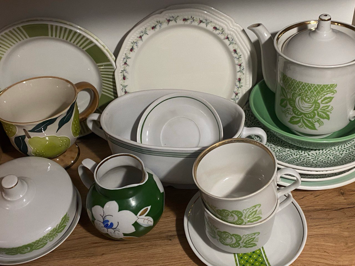 Одна из полок для посуды