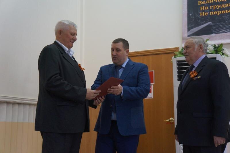    @Пресс-служба УВД по ЮВАО / Подполковник Качанов (в центре) вручает грамоты ветеранам. Сейчас он является арестованным по уголовному делу