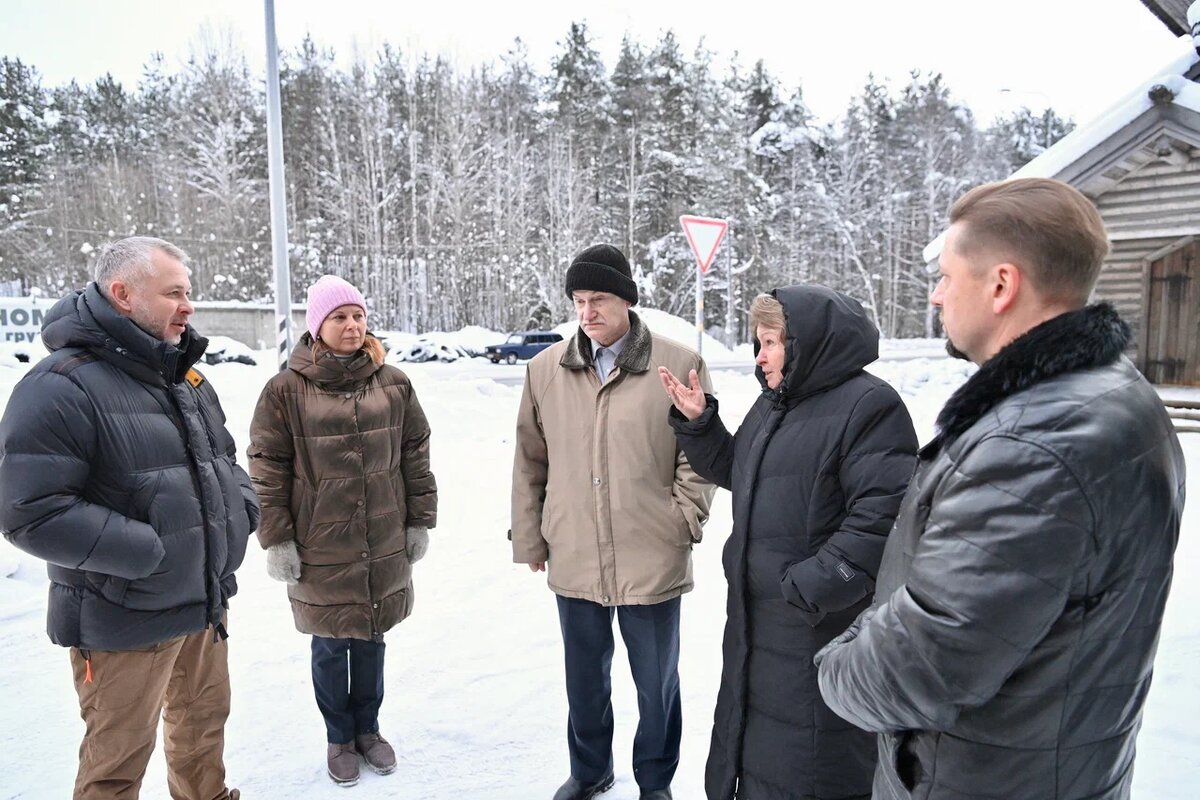    Премьер-министр правительства Карелии Андрей Сергеев и депутат Госдумы России Валентина Пивненко посетили Успенскую часовню в Медвежьегорске. Фото: «Республика» / Оксана Кудряшова