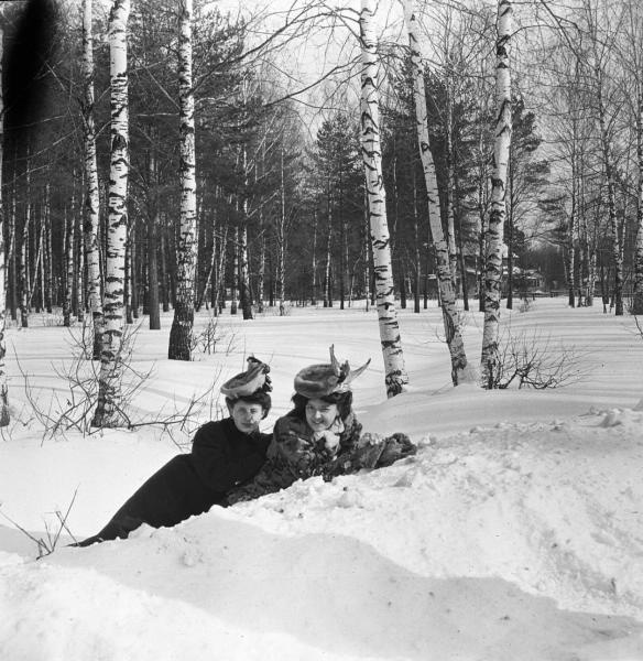 Прогулка в Петровско-Разумовское. «Густя и Тина лежат в снегу». Александр Гринберг, 1905 - 1909 год, Московская губ., Московский у., МАММ/МДФ.
