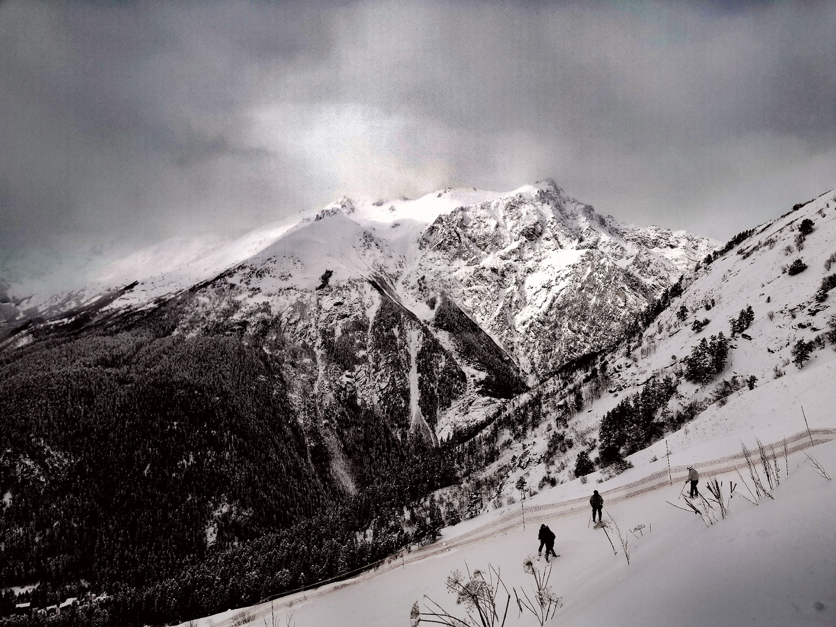 Вид на горы с канатной дороги в Домбае. Фото автора