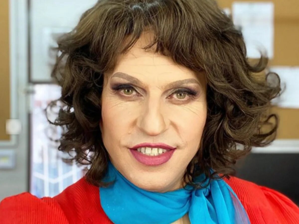 Александр Владимирович Ревва (также известен как Артур Пирожков) — российский актёр кино, озвучивания и дубляжа, продюсер, комик, шоумен, телеведущий, певец. Фото доступное в интернет сервисах.