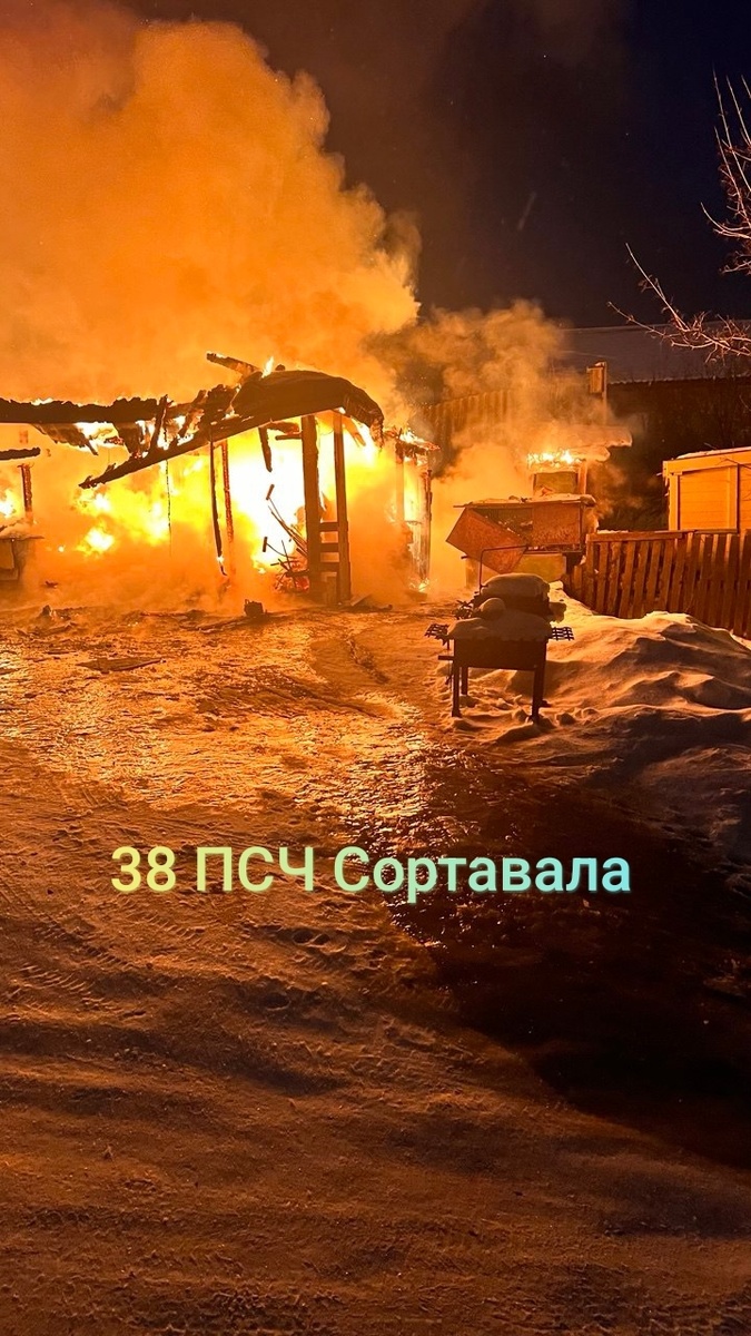    Гараж со снегоходом горел в городе Сортавала© 38 пожарно-спасательная часть г. Сортавала