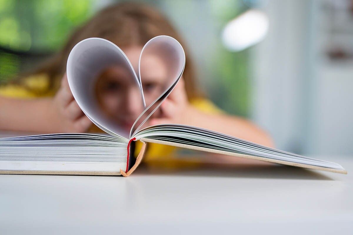 Я люблю литературу, поэтому мы разбираем рассказы и стихи вместе. Источник: Volodymyr TVERDOKHLIB / Shutterstock / FOTODOM📷
