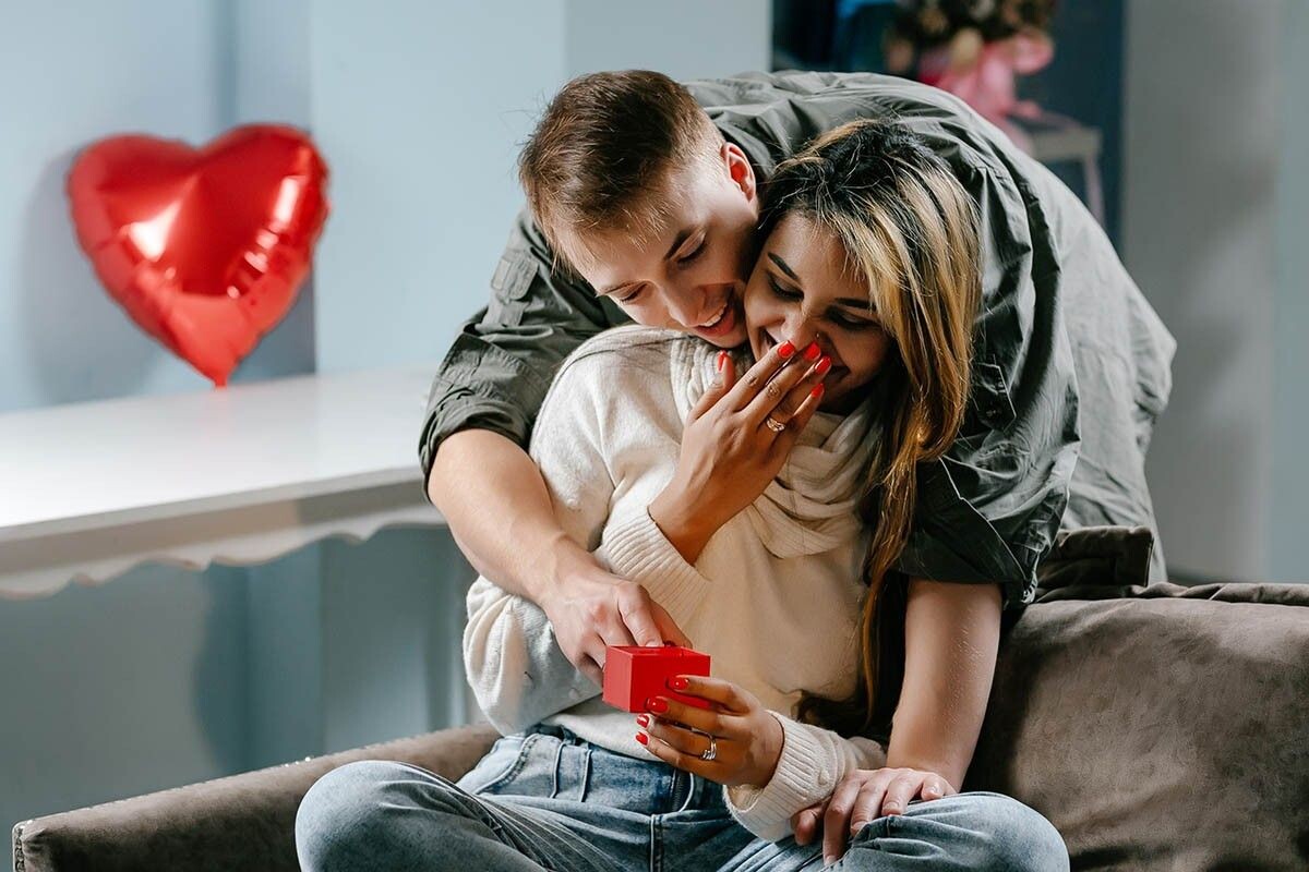 Продумайте подарок на День всех влюбленных заранее, чтобы приятно удивить свою половинку. Источник: ShineTerra / Shutterstock / FOTODOM📷
