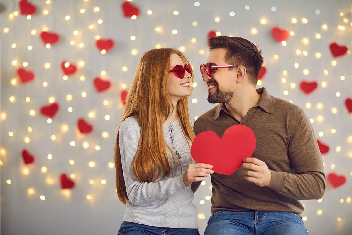 Можно арендовать фотостудию или нанять фотографа для прогулки по городу. Источник: Studio Romantic / Shutterstock / FOTODOM📷
