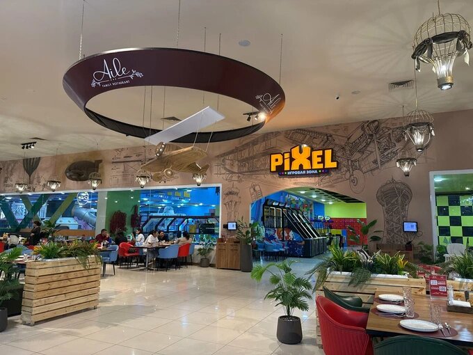    Из зала кафе Aile родители могли наблюдать за детьми через окна. 31 января в центре также стояла ёлка. Фото: Яндекс.Карты