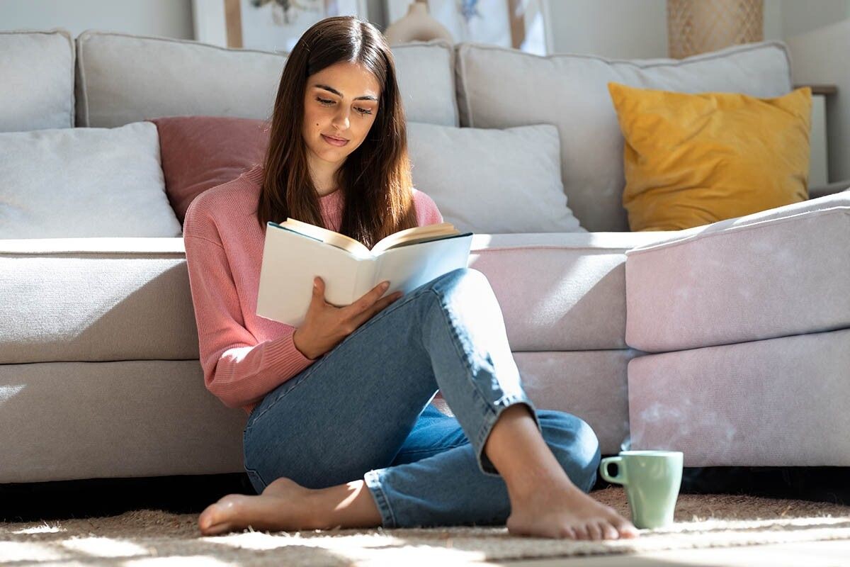 Умные книги сложно читать в метро — для них нужно время и тишина. Источник: Josep Suria / Shutterstock / FOTODOM📷
