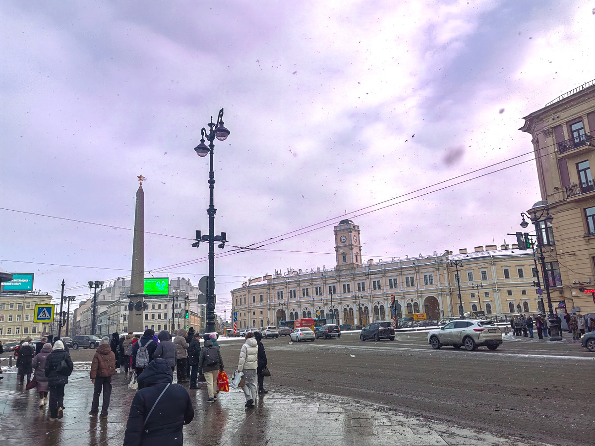 Площадь Восстания. Слева от меня вход в ТЦ Невский, где расположена одна из Азбук Вкуса