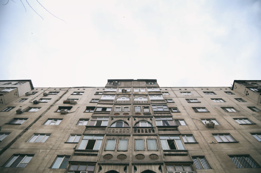 Тсакие девятиэтажки тоже есть в Краснодара в старых спальных районах. Фото: rupixel